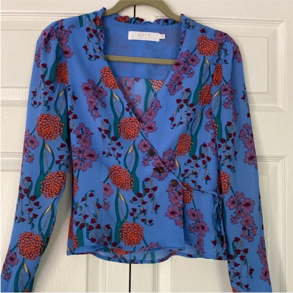 ASTR The Label Faade Wrap Top Shirt Floral Blouse size Small - Picture 4 of 16